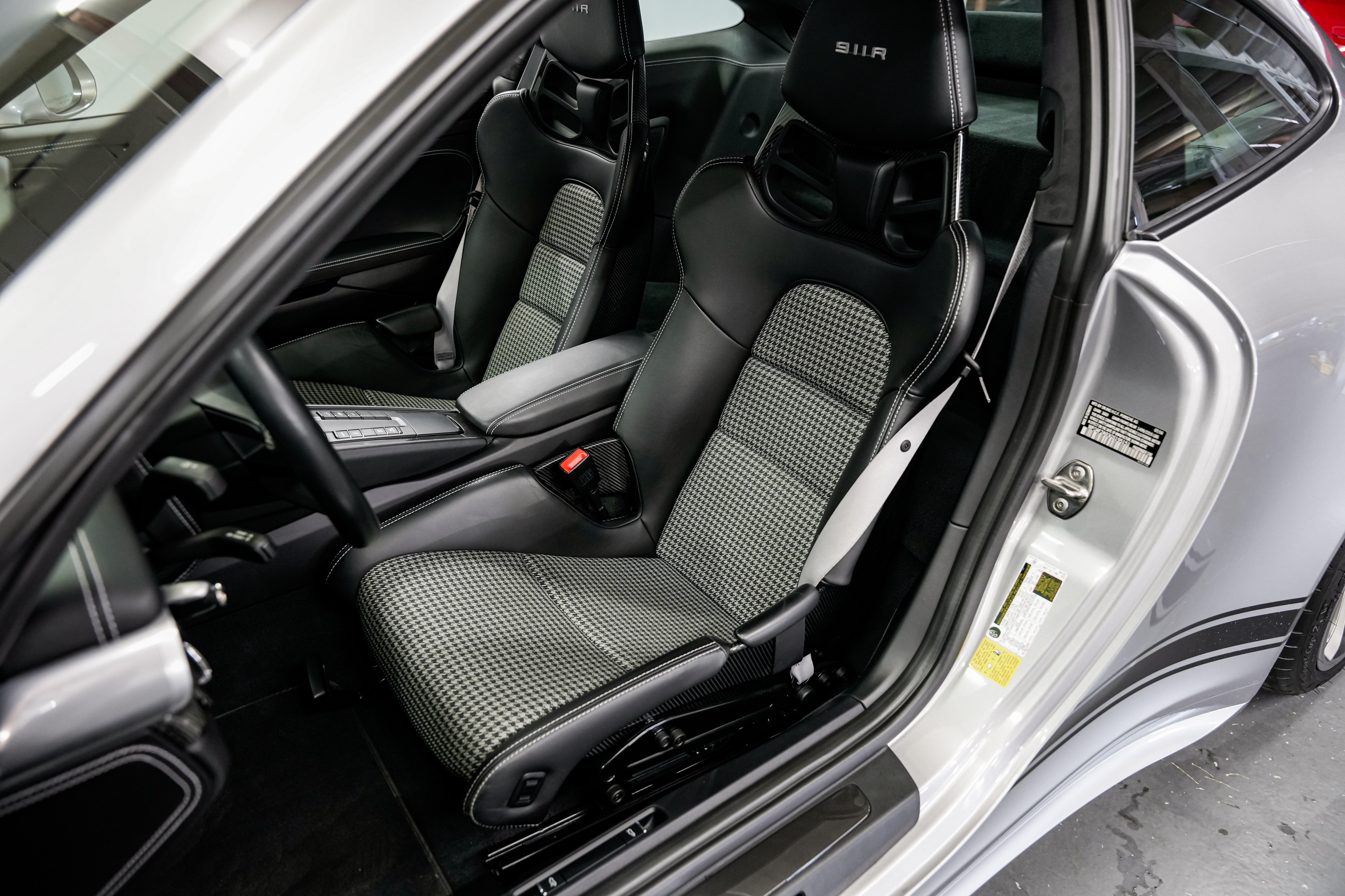 2016 Porsche 911 R Coupe — photo 32